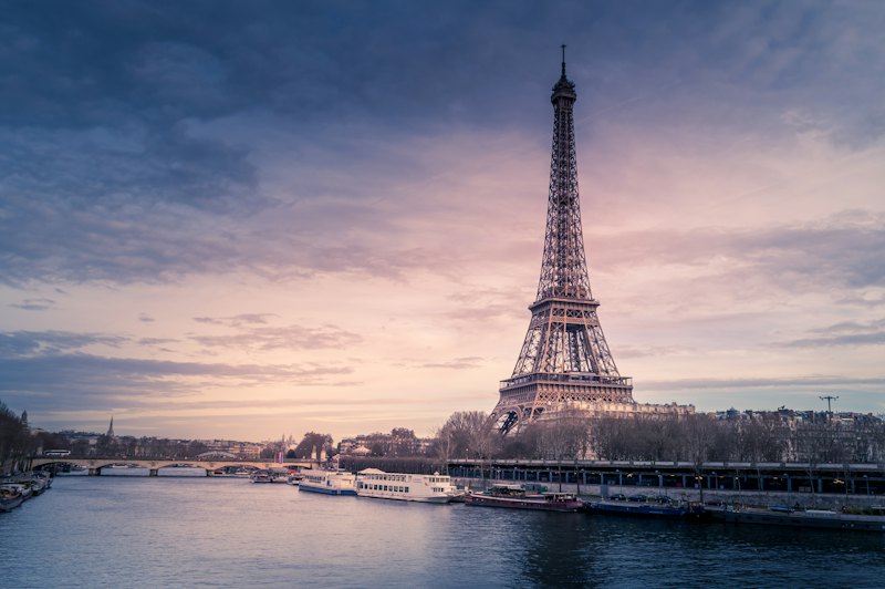 La tour Eiffel au bord de la Seine